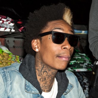 wiz-khalifa-given-weed-by-fans-2