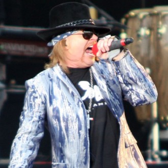 axl-rose-honoured-by-hall-of-fame-nomination-2