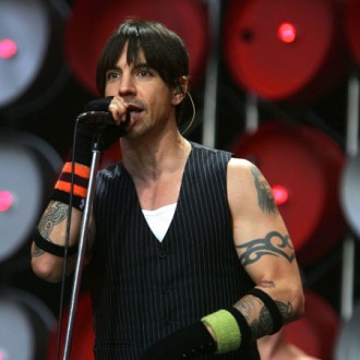 red-hot-chili-peppers-postpone-tour-2