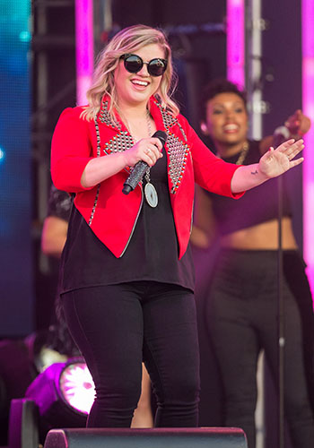 kelly-clarkson-accidentally-reveals-shes-pregnant-with-baby-2