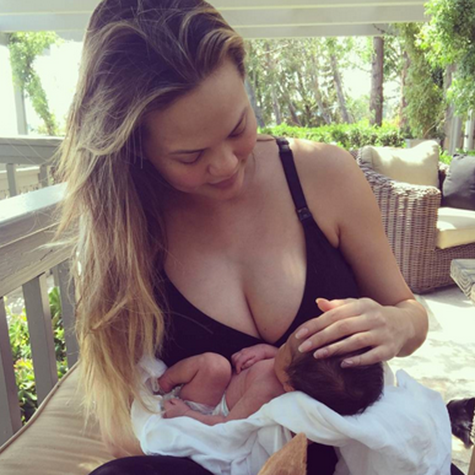 chrissy-teigen-shares-the-first-photo-of-her-baby-3